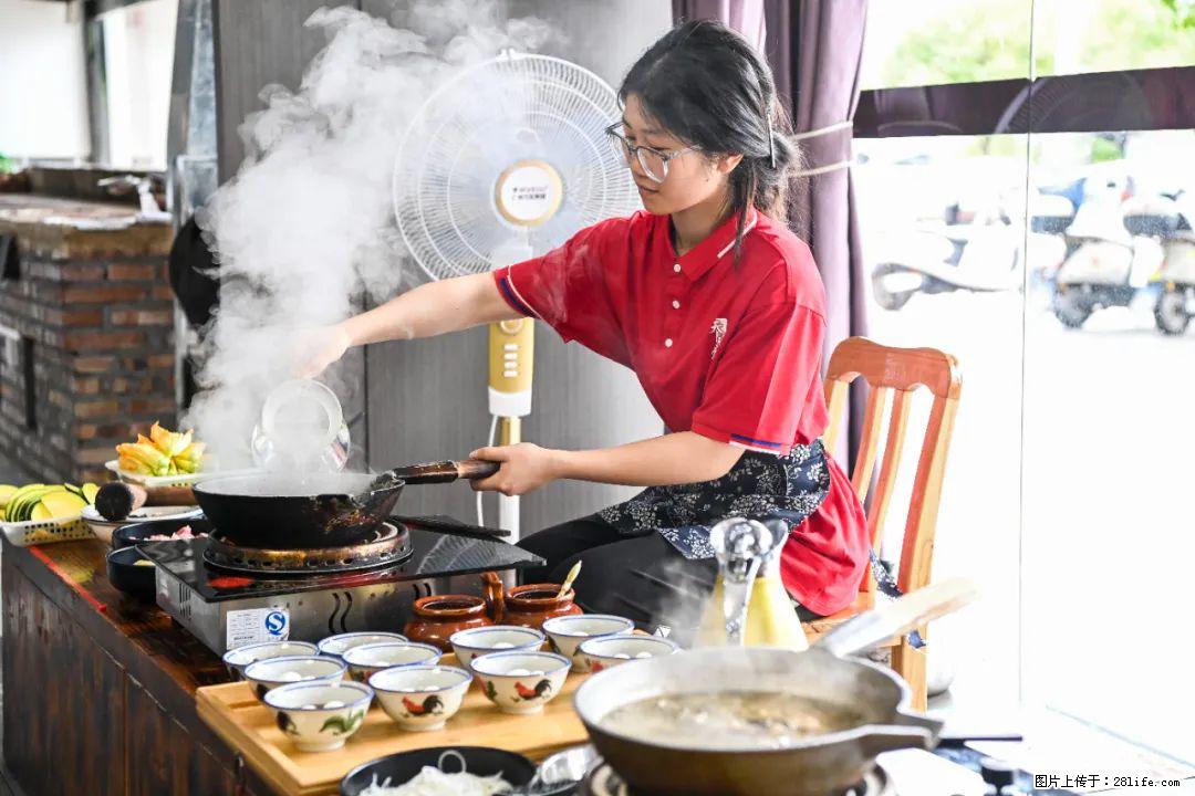 全网追的“扁担女孩”，找了一份暑假工，时薪12元 - 扬州生活资讯 - 扬州28生活网 yz.28life.net